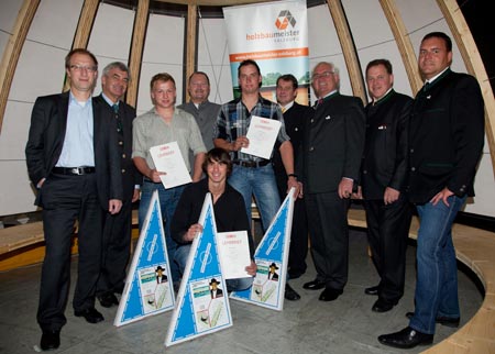 Foto (Veigl, v.li.): LAbg. Mag. Uwe Höfferer, Landtagspräs. Ök. Rat Simon Illmer, Palle Markus (augezeichneter Erfolg), GF Mag. Karl Scheliessnig, Zehner Florian (ausgezeichneter Erfolg), Ing. Hermann Atzmüller, BIM KommRat Richard Rothböck, LIM Fritz Egger, Lehrlingswart Wolfgang Schlager, vorne knieend: Lukas Knapp (ausgezeichneter Erfolg).