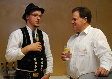 Holzbauforum 2011 Wandergeselle Christoph Laireiter mit Innungsmeister Egger Friedrich